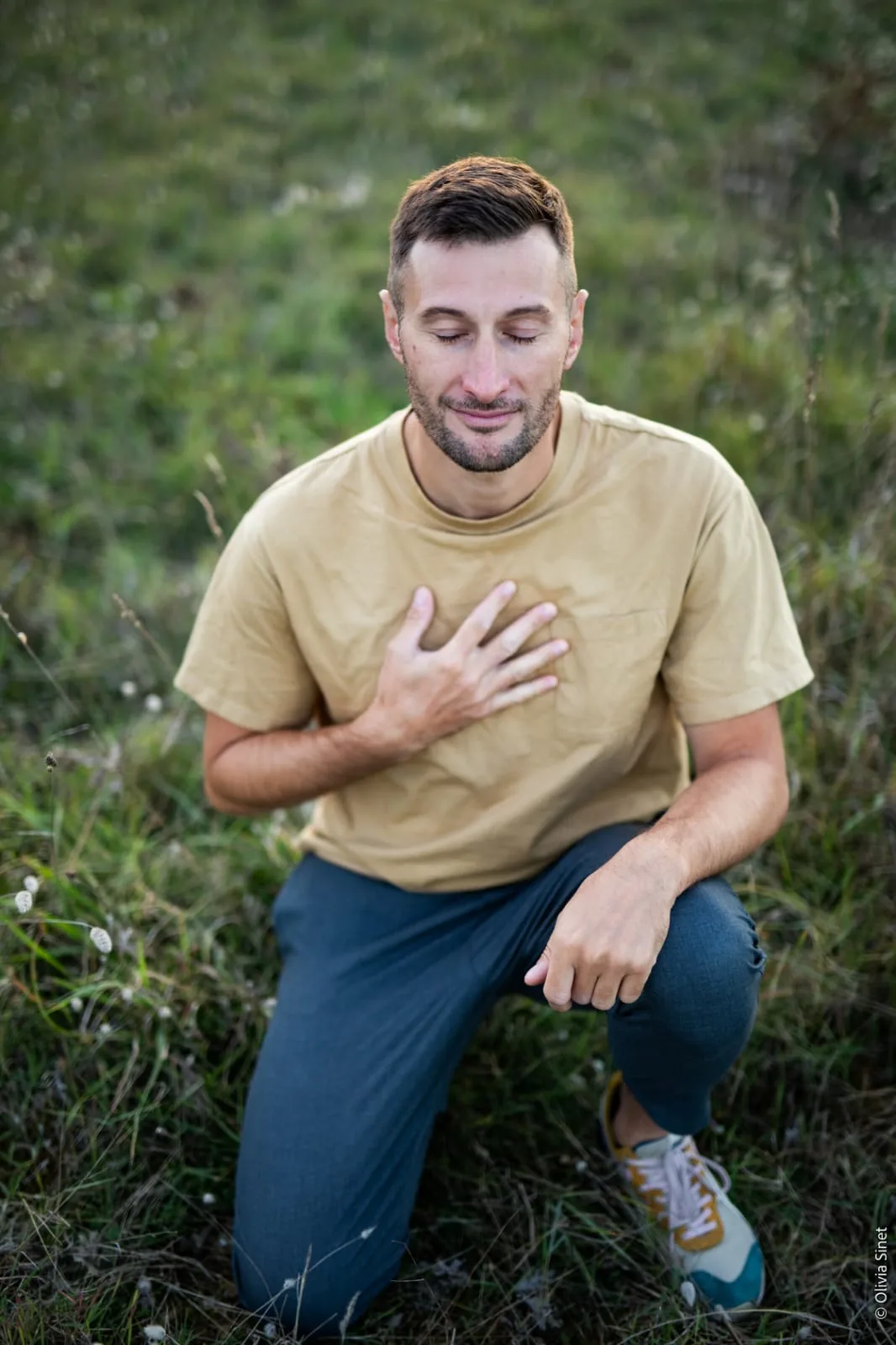 Détail de lumière douce dans la nature, ambiance apaisante du cabinet de Damien Doussot