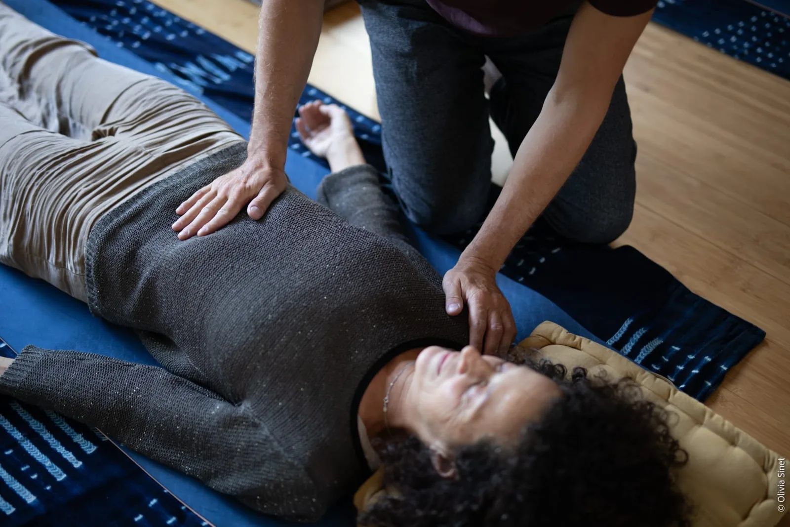 Mains, geste d'accompagnement pendant une séance de respiration consciente