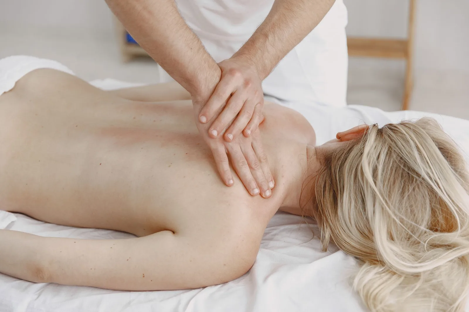 Massage Deep tissue : travail en profondeur des tensions des épaules et du dos