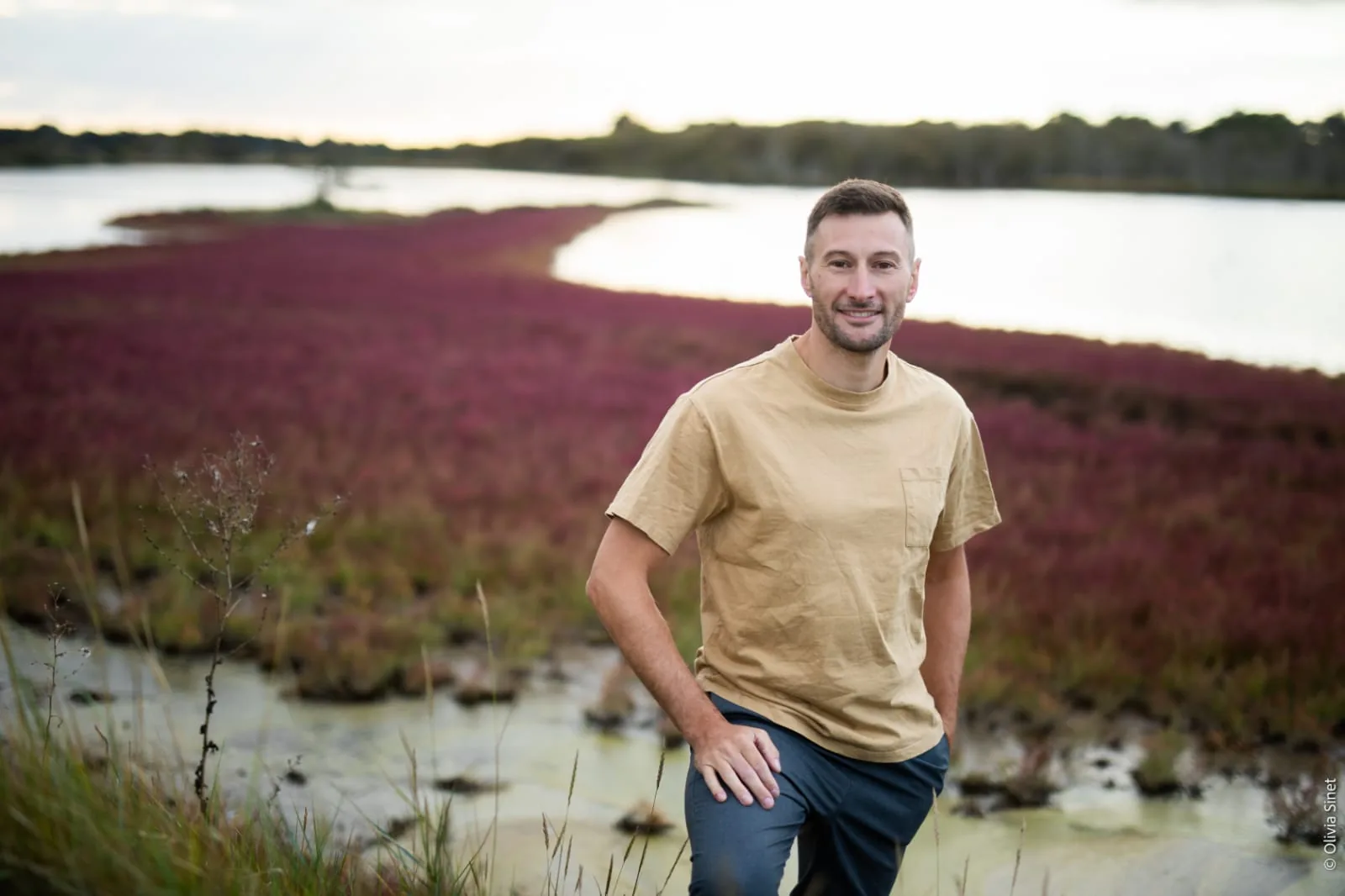 Portrait de Damien Doussot, psychopraticien, dans la nature au bord d'un lac