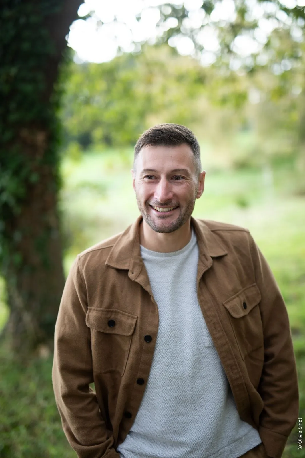 Portrait de Damien Doussot, hypnothérapeute à Rennes, en extérieur dans la nature